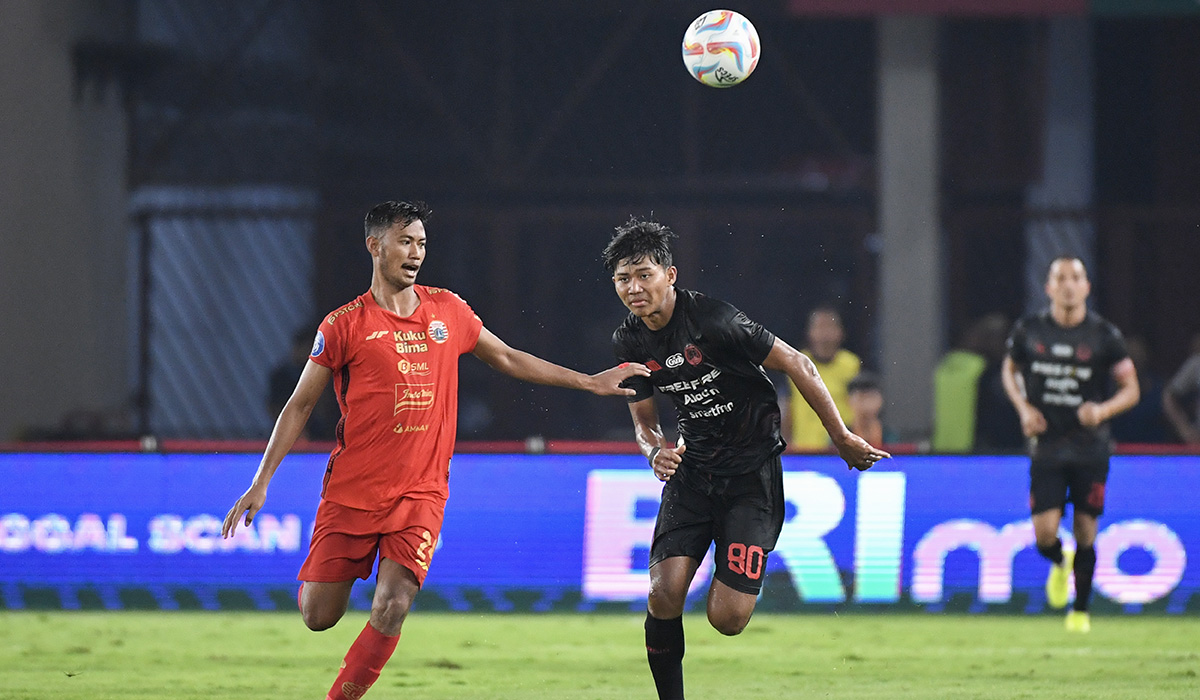 Pesepak bola Persija Jakarta Resky Fandi (kiri) berebut bola dengan pesepak bola Persis Solo Arkhan Kaka (kanan).