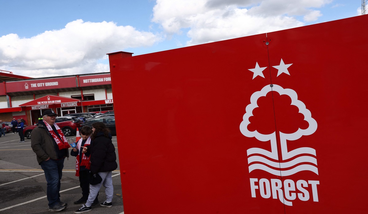 Pendukung datang untuk menonton laga Liga Primer Inggris di The City Ground, kandang Nottingham Forest.