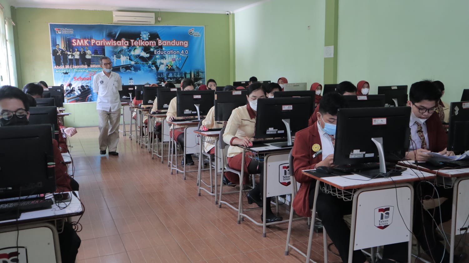 Siswa SMK Pariwisata Telkom Bandung belajar dengan metode MoDis