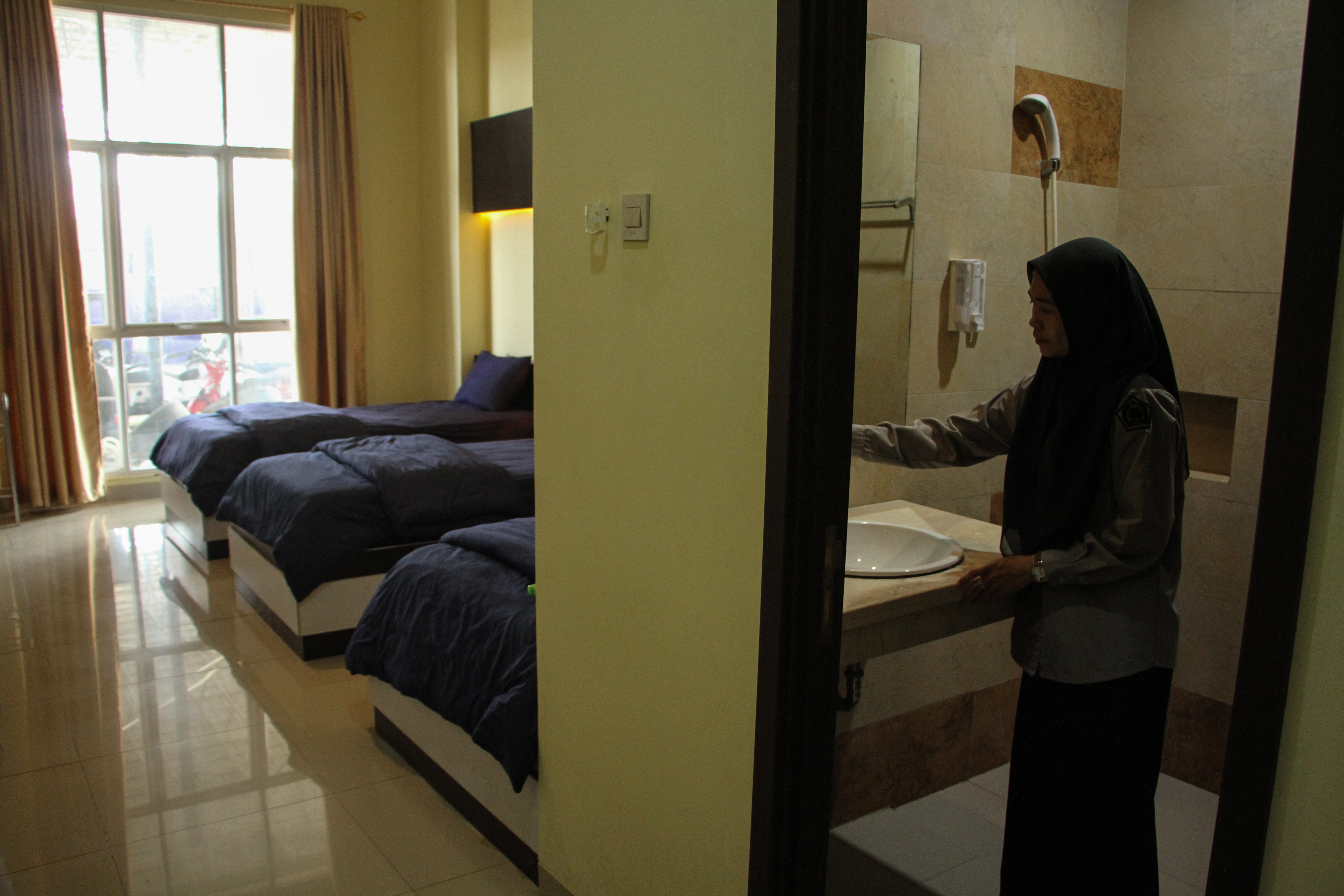 Petugas mengecek fasilitas toilet kamar di dalam Wisma Jabal Uhud di Asrama Haji Makassar, Sulawesi Selatan, Senin (22/4).