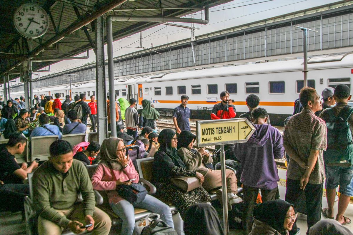 Para calon penumpang kereta aoi memenuhi peron Stasiun Pasar Senen, Jakarta.