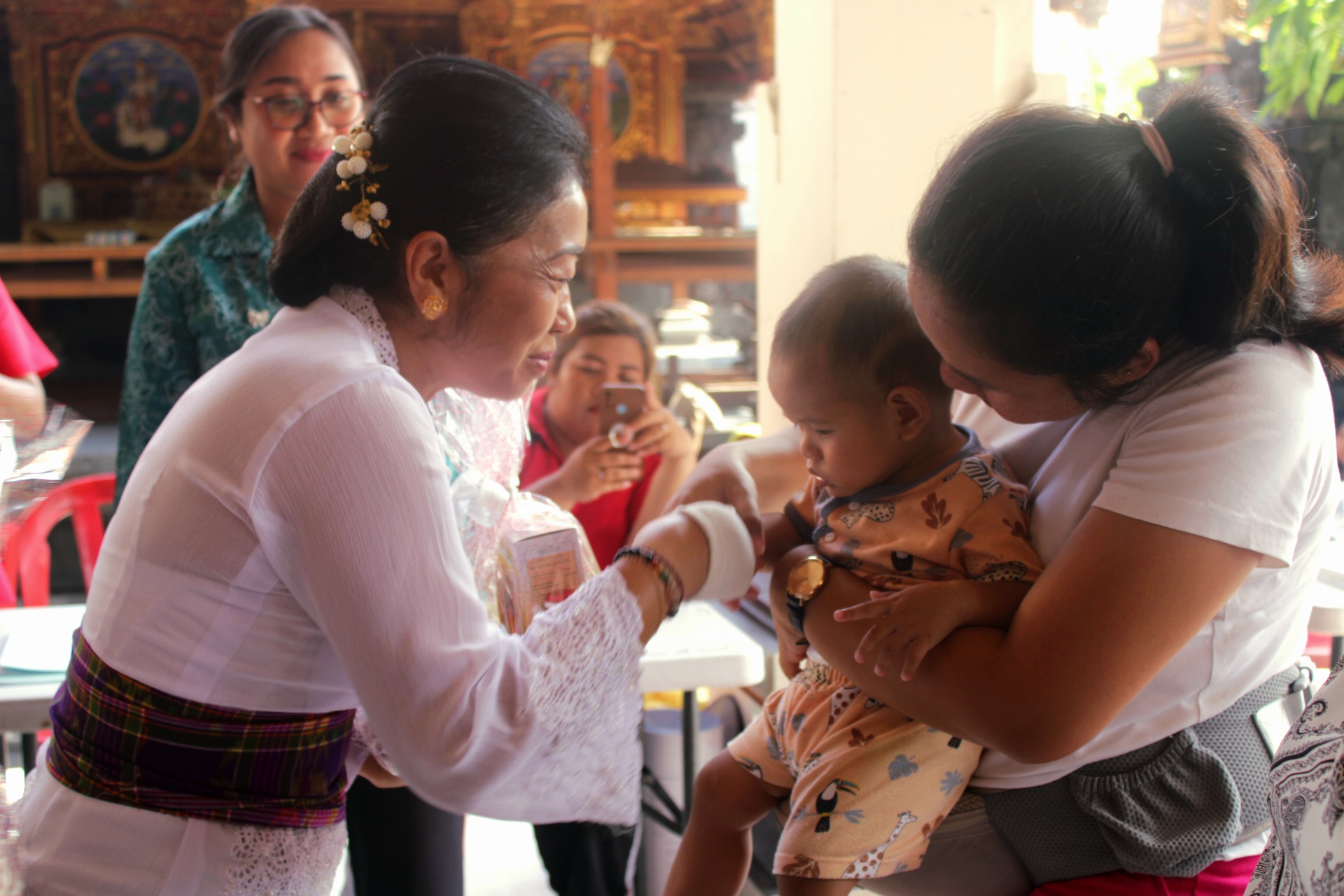 Balita dan ibu hamil diberi makanan tambahan pada acara Posyandu Paripurna yang figelar TP PKK Kota Denpasar, Senin (19/3).