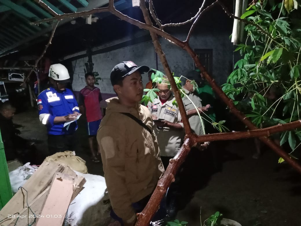 Gempa bumi berkekuatan magnitudo 6,5 mengguncang wilayah Kabupaten Garut pada Sabtu (27/4) malam, menyebabkan ratusan bangunan rusak.