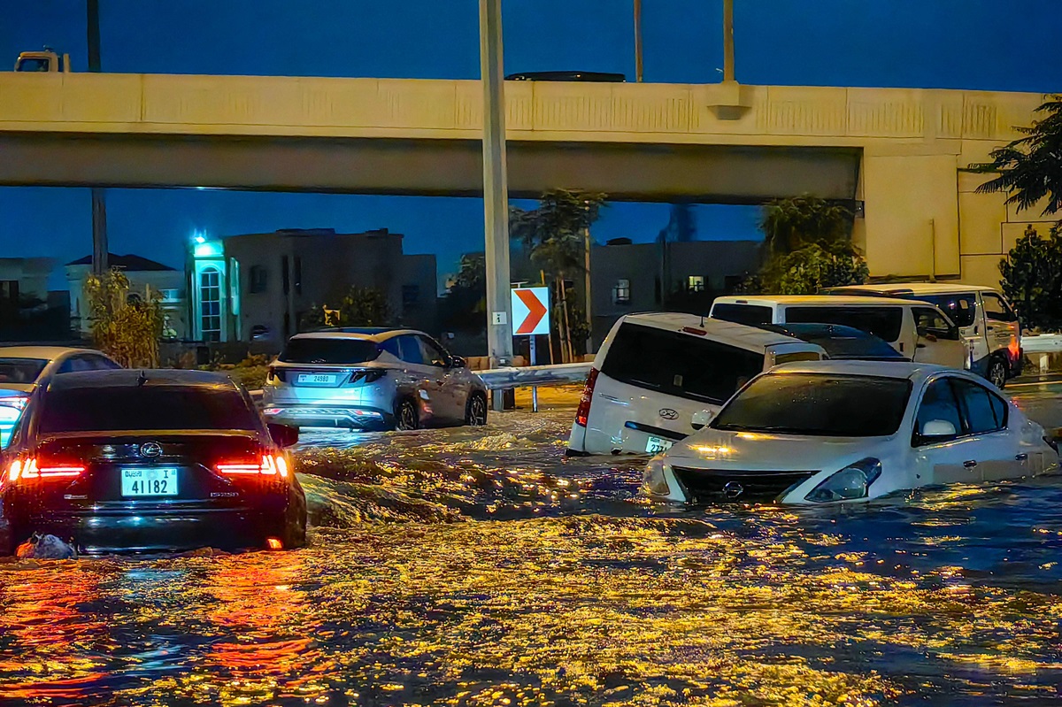Dubai dilanda banjir hebat setelah hujan deras, menyebabkan kemacetan di jalan-jalan raksasa dan kekacauan di bandara utama. 