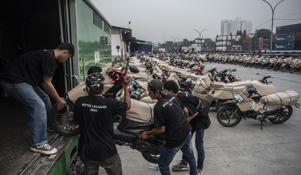 Pekerja memasukkan sepeda motor milik peserta program mudik motor gratis (Motis) Lebaran 2024.