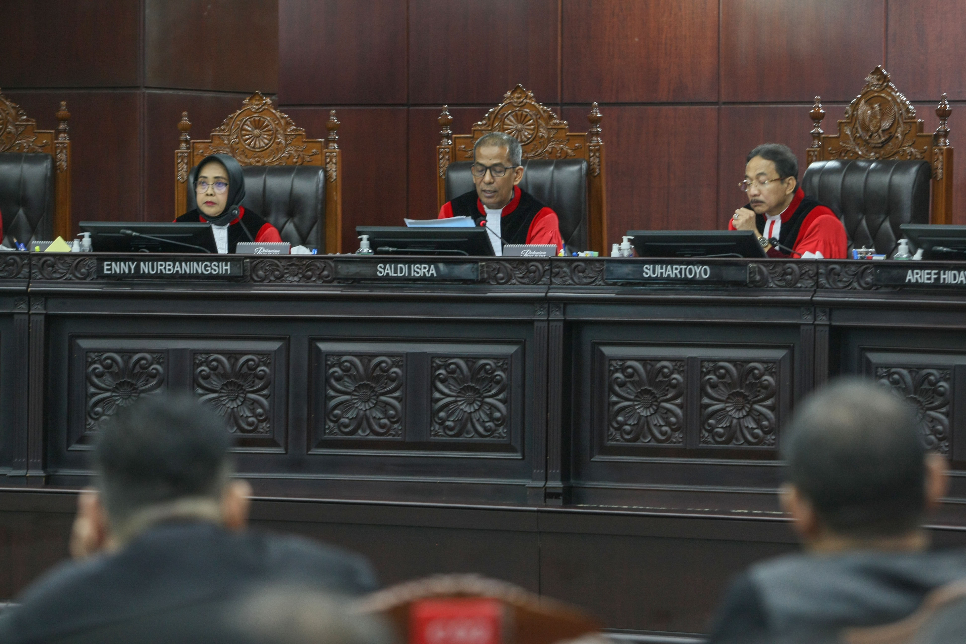 Hakim Konstitusi Saldi Isra membacakan dissenting opinion seusai pengucapan putusan PHPU Pilpres 2024