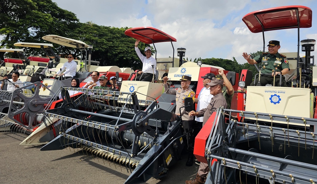 Mentan Andi Amran Sulaiman menyalurkan bantuan berupa pupuk bersubsidi, pompa air, dan alat pertanian.