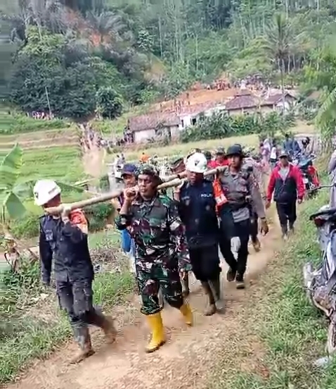 Tim SAR membawa jenazah korban tanah longsor di Banjarwangi, Kabupaten Garut