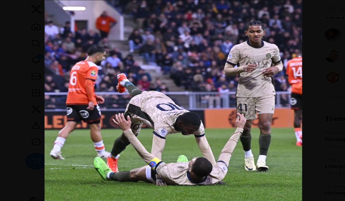 Dua pemain PSG Ousmane Dembele dan Kylian Mbappe melakukan selebrasi usai mencetak gol ke gawang Lorient di laga Ligue 1. 