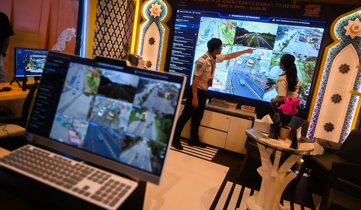 Petugas memantau pergerakan arus mudik melalui layar CCTV di posko pusat angkutan lebaran terpadu 2024 di Kantor Kemenhub, 