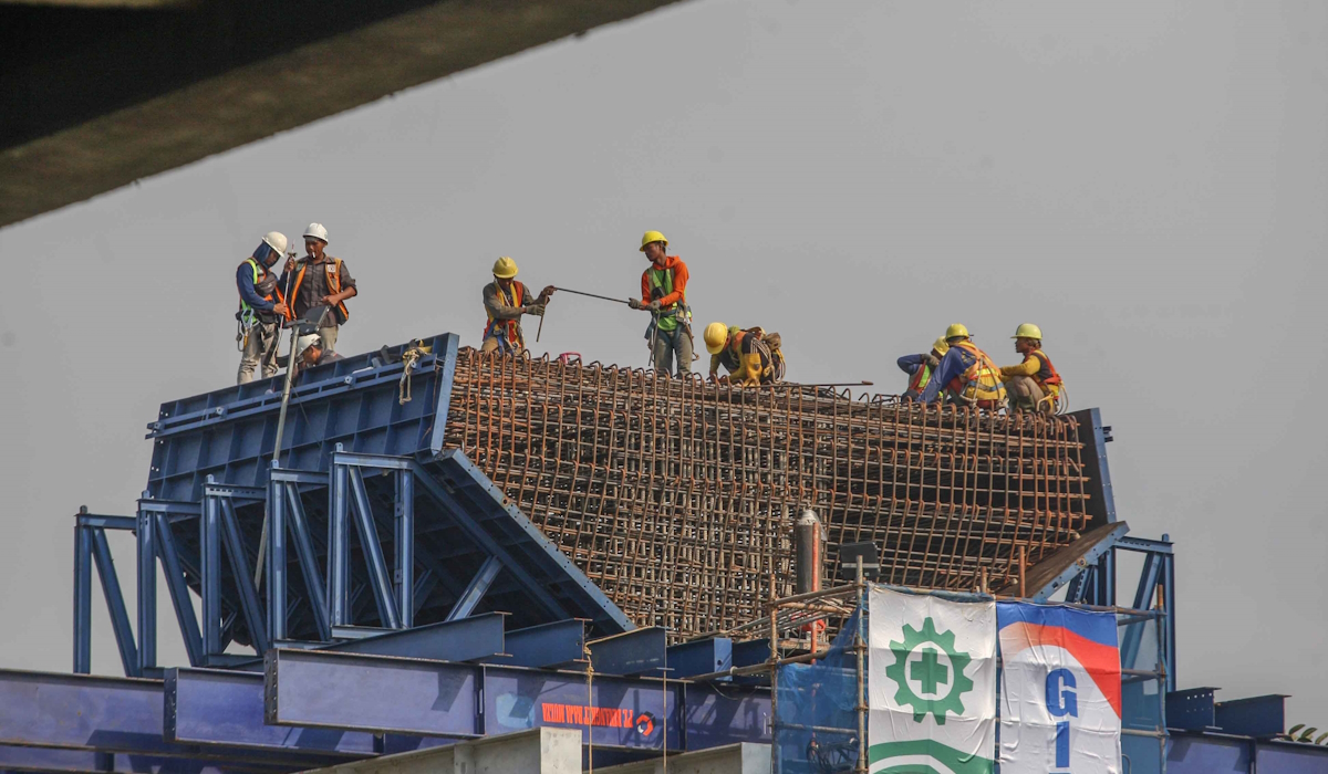 Aktivitas para pekerja menggarap proyek pembangunan jalan tol Harbour Road II Ancol Timur- Pluit di kawasan Ancol, Jakarta Utara 