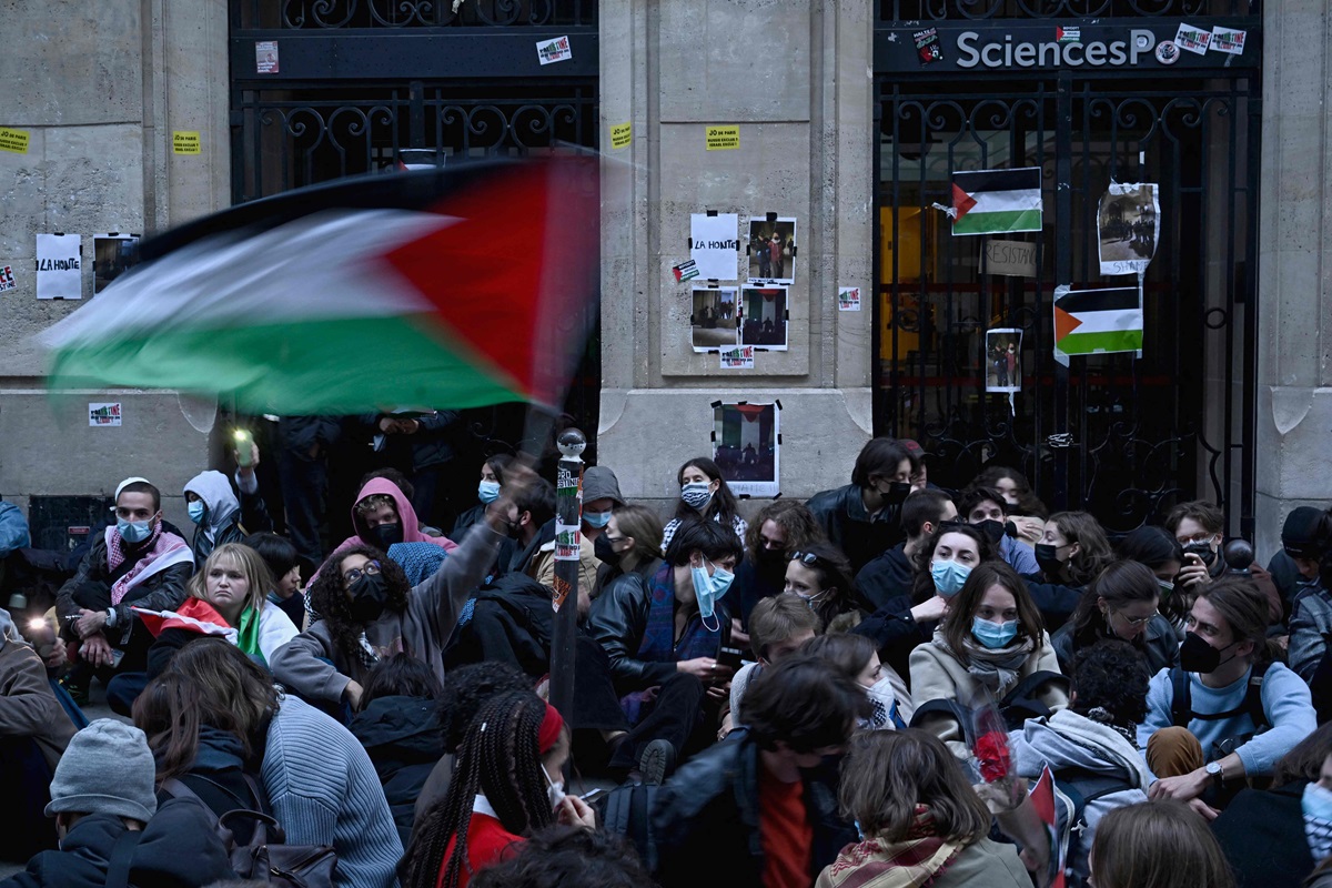Demonstrasi pro-Palestina meletus di Institut Studi Politik Sciences Po di Paris, Prancis, bersamaan dengan hari yang dramatis