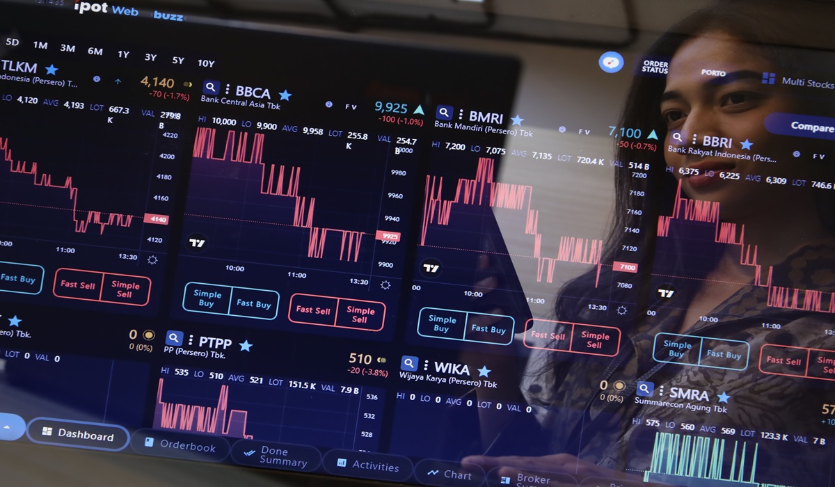 Ilustrasi--Foto multi exposure, investor memantau pergerakan harga saham dari komputer di Jakarta