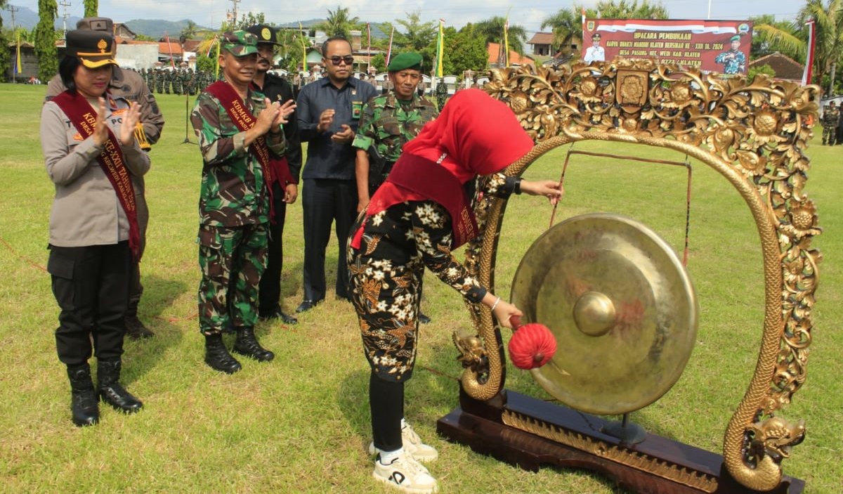 Bupati Sri Mulyani membuka KBMKB XXII/2024 di Desa Pasung ditandai dengan pemukulan gong.