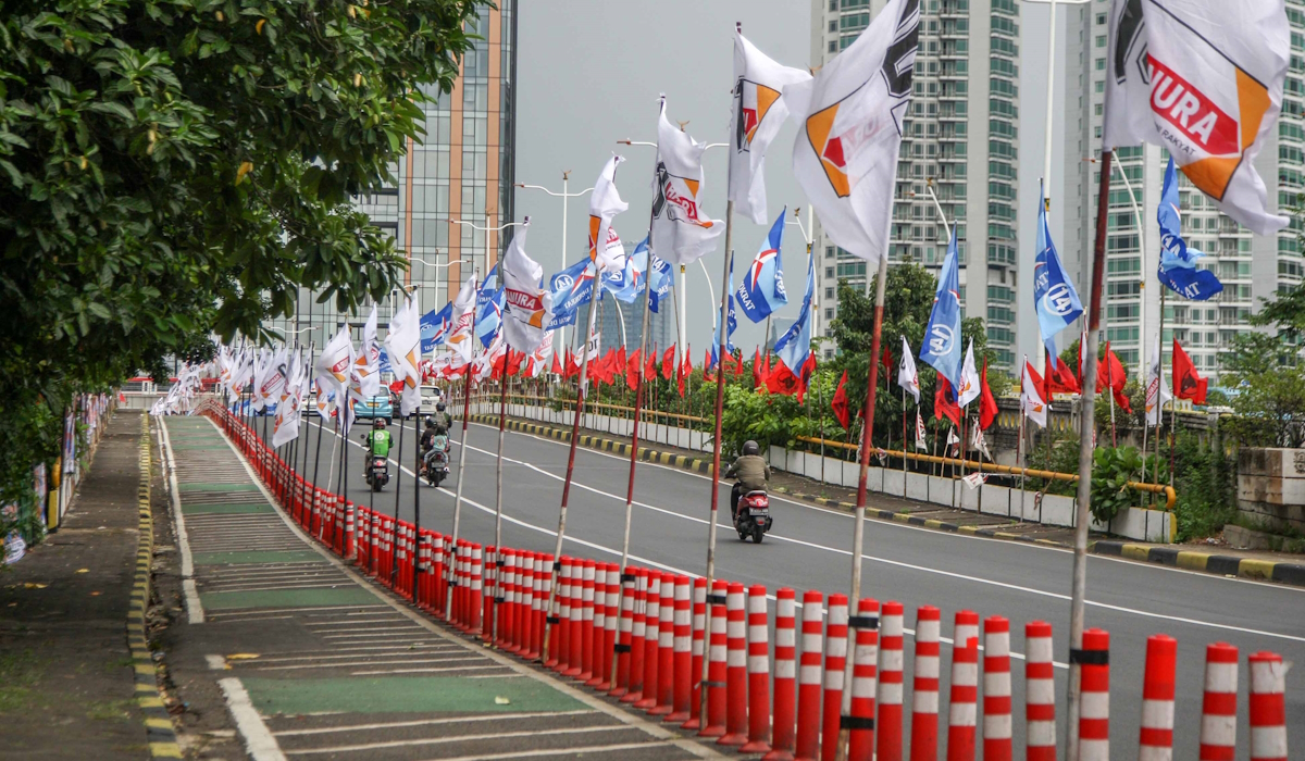 Ilustrasi: ratusan bendera parpol terpasang di plastik pembatas jalur sepeda (stick cone) di Jalan Rasuna Said, Jakarta Selatan 