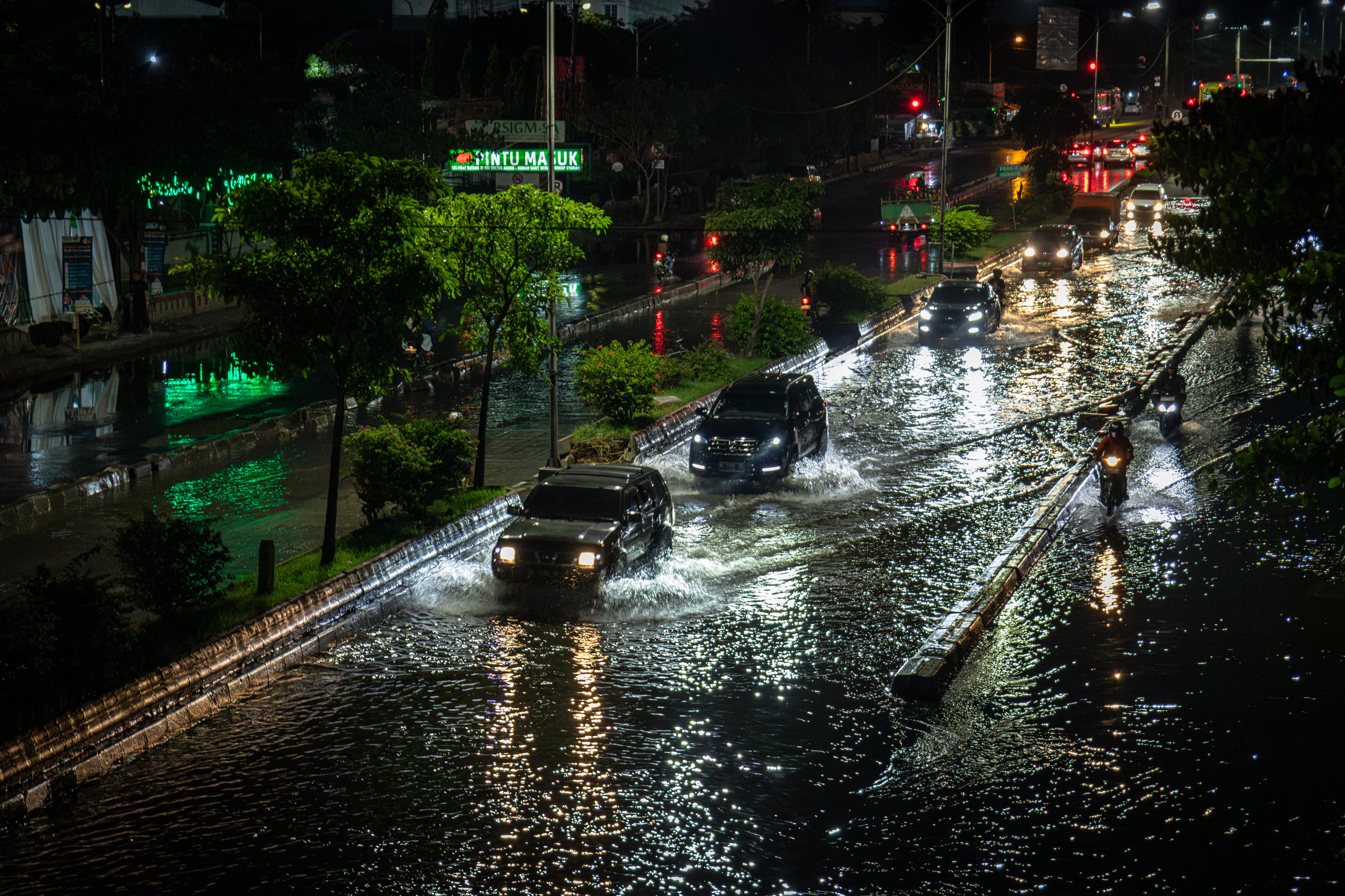 Sejumlah kendaraan melewati banjir yang menggenangi jalur utama Pantura Semarang-Surabaya di Jalan Kaligawe Raya, Semarang, Minggu(7/4/2024)