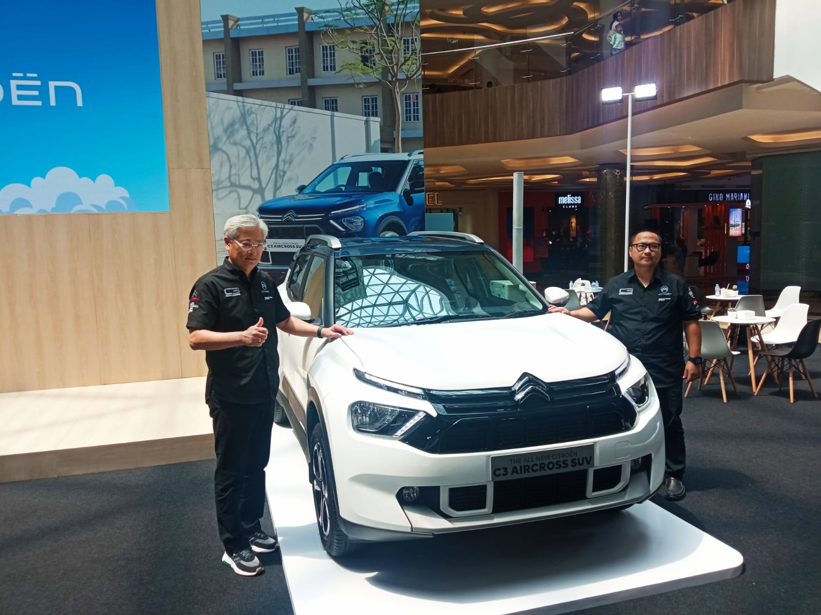  Chief Executive Officer, Citroen Indonesia, Tan Kim Piauw (kiri) saat meluncurkan 