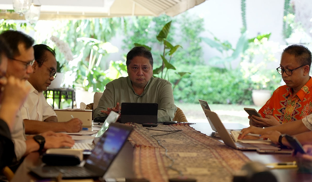 Menko Perekonomian Airlangga Hartarto (tengah).