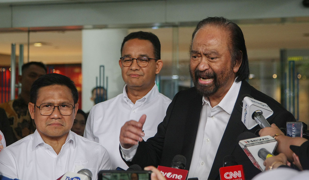 Ketua Umum Partai NasDem Surya Paloh (kanan) Capres Anies Baswedan (tengah), Cawapres sekaligus Ketua Umum PKB Muhaimin Iskandar (kiri).