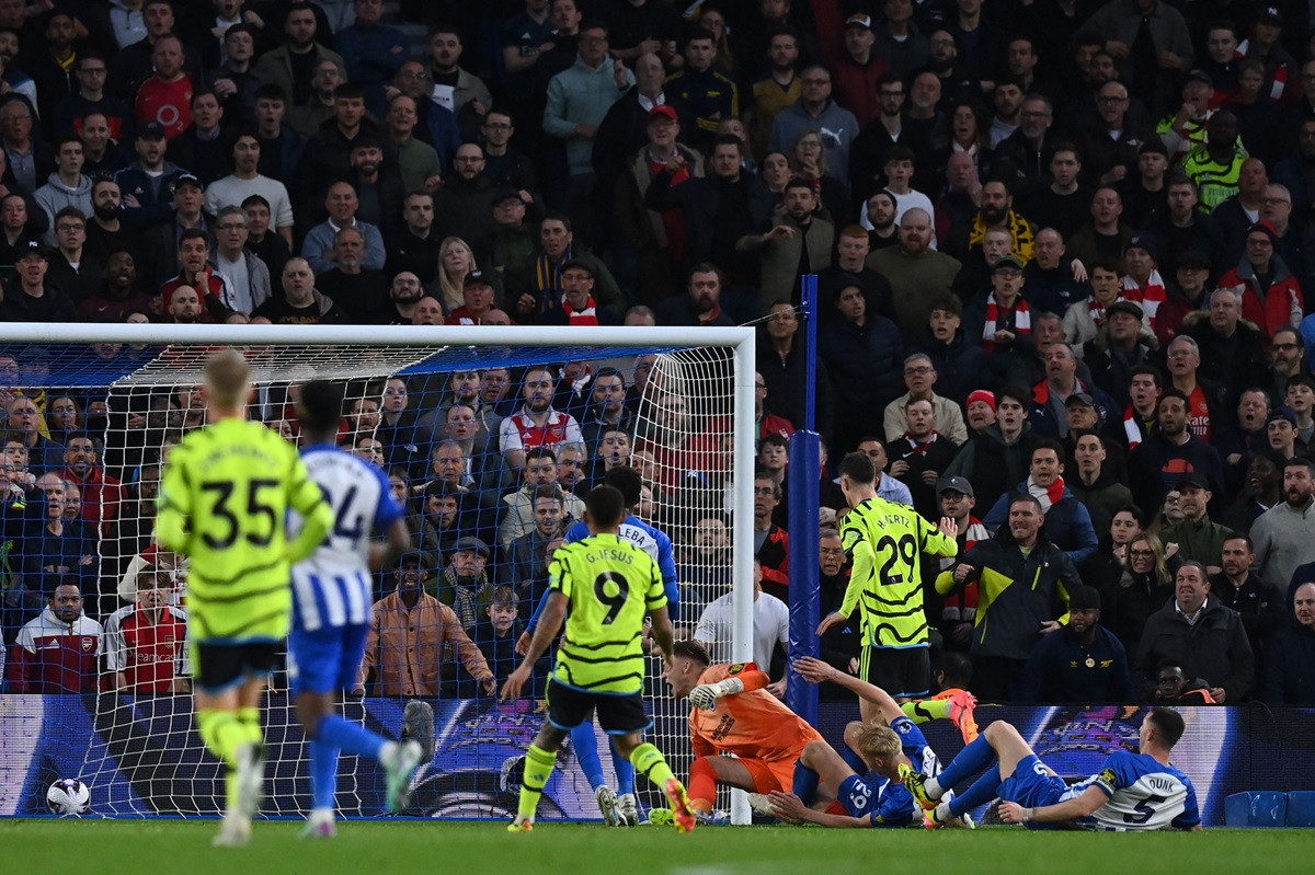 Arsenal berhasil kembali ke puncak klasemen setelah mengalahkan Brighton dengan skor 3-0. 