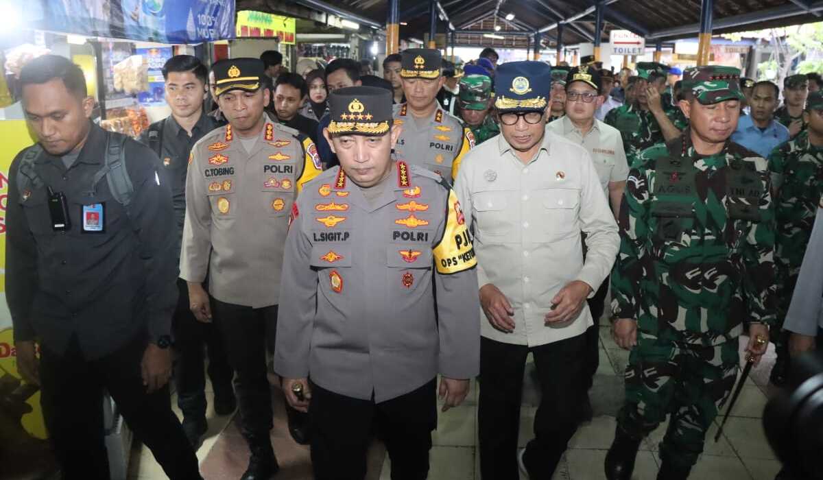 Kapolri, Panglima TNI dan Menhub Tinjau Kesiapan Layanan Mudik Terminal Purabaya.