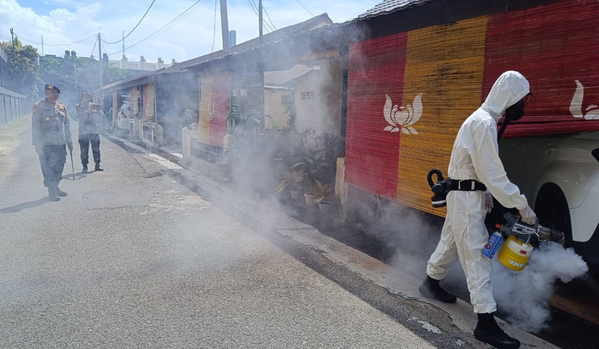 Fogging gratis yang dilakukan Brimob Lampung