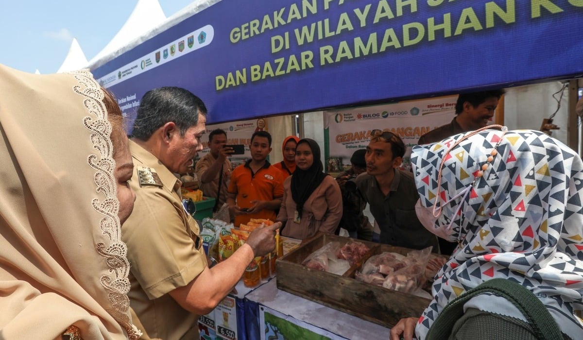 Pj Gubernur Jateng, Nana Sudjana di program Gerakan Pangan Murah (GPM).