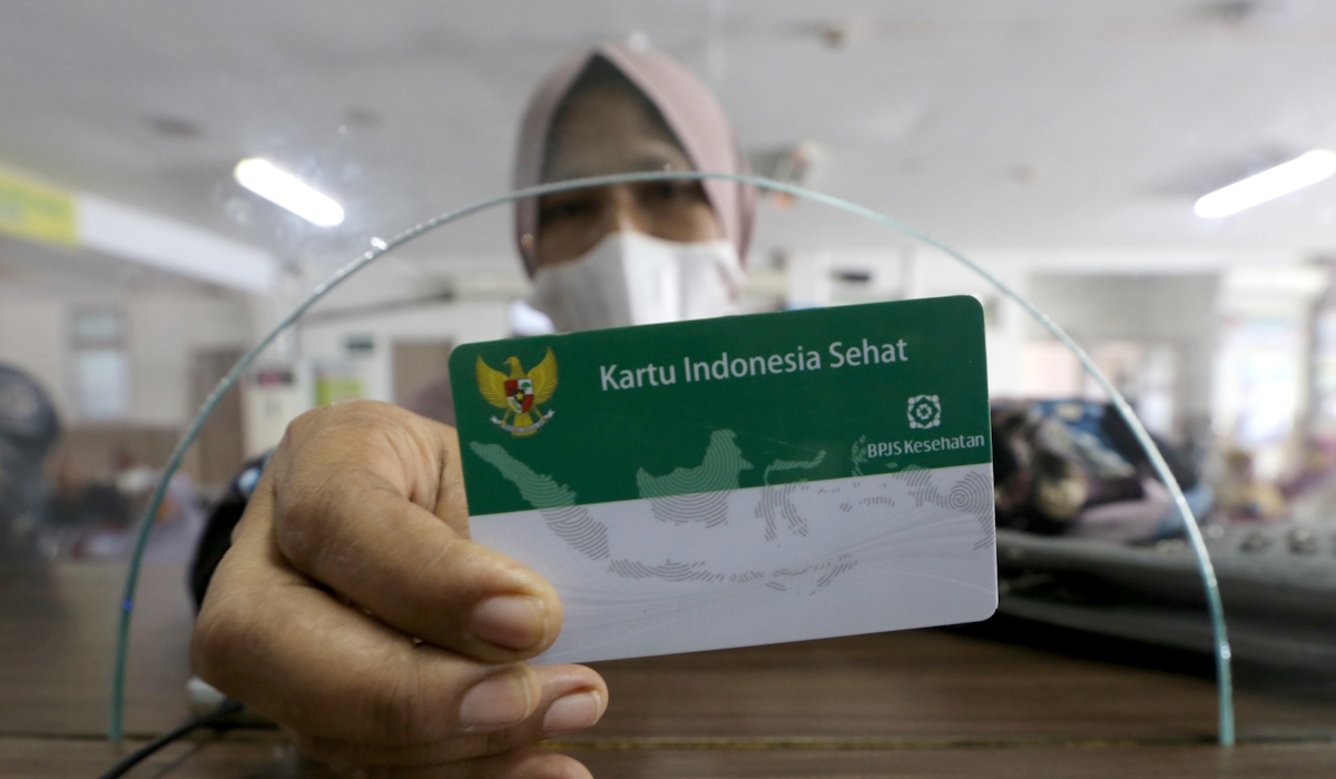 Warga memperlihatkan kartu Indonesia sehat dari BPJS untuk mendapatkan pelayanan kesehatan