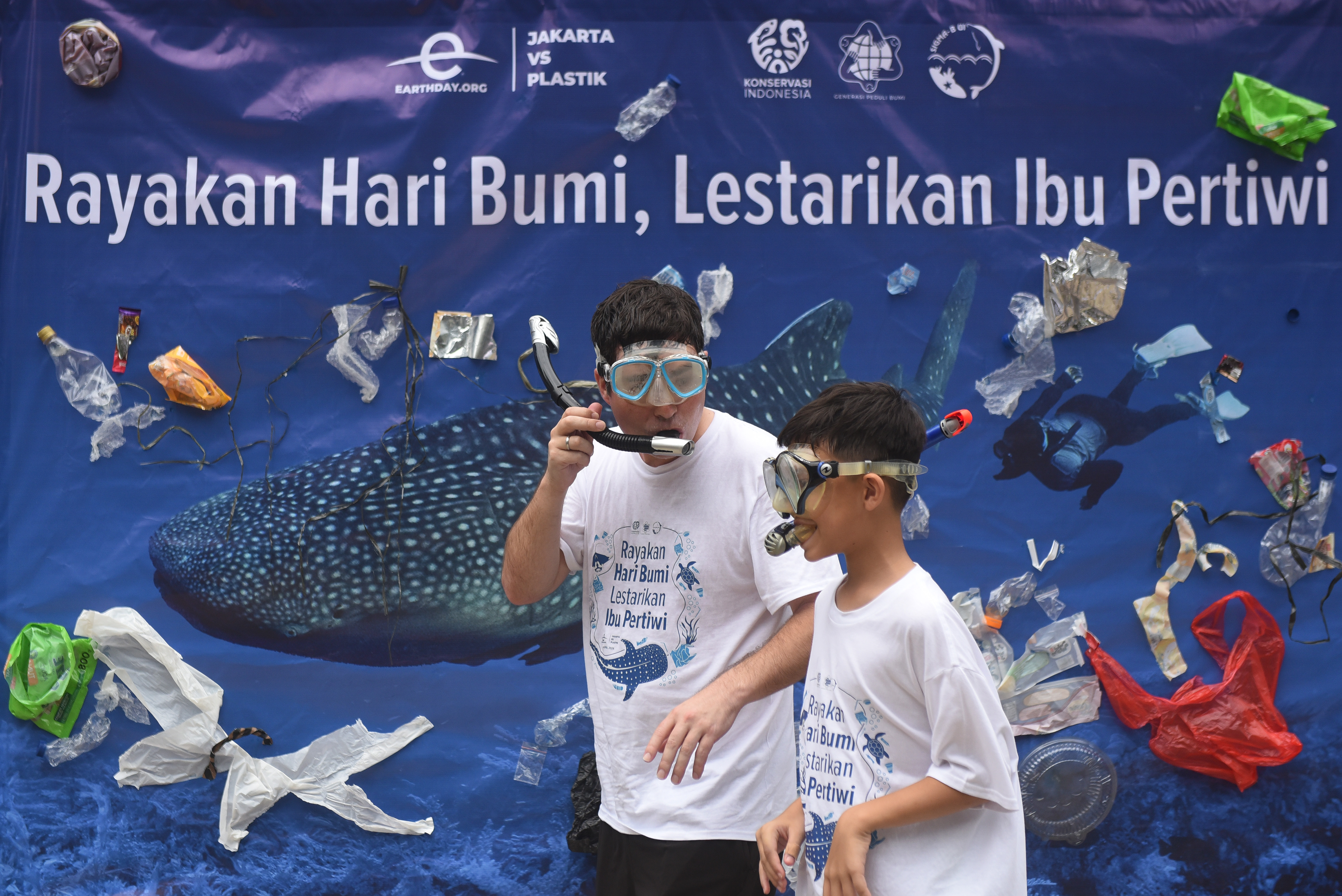 Aksi memperingati Hari Bumi saat Hari Bebas Kendaraan Bermotor (HBKB) di Jakarta, Minggu (21/4/2024)