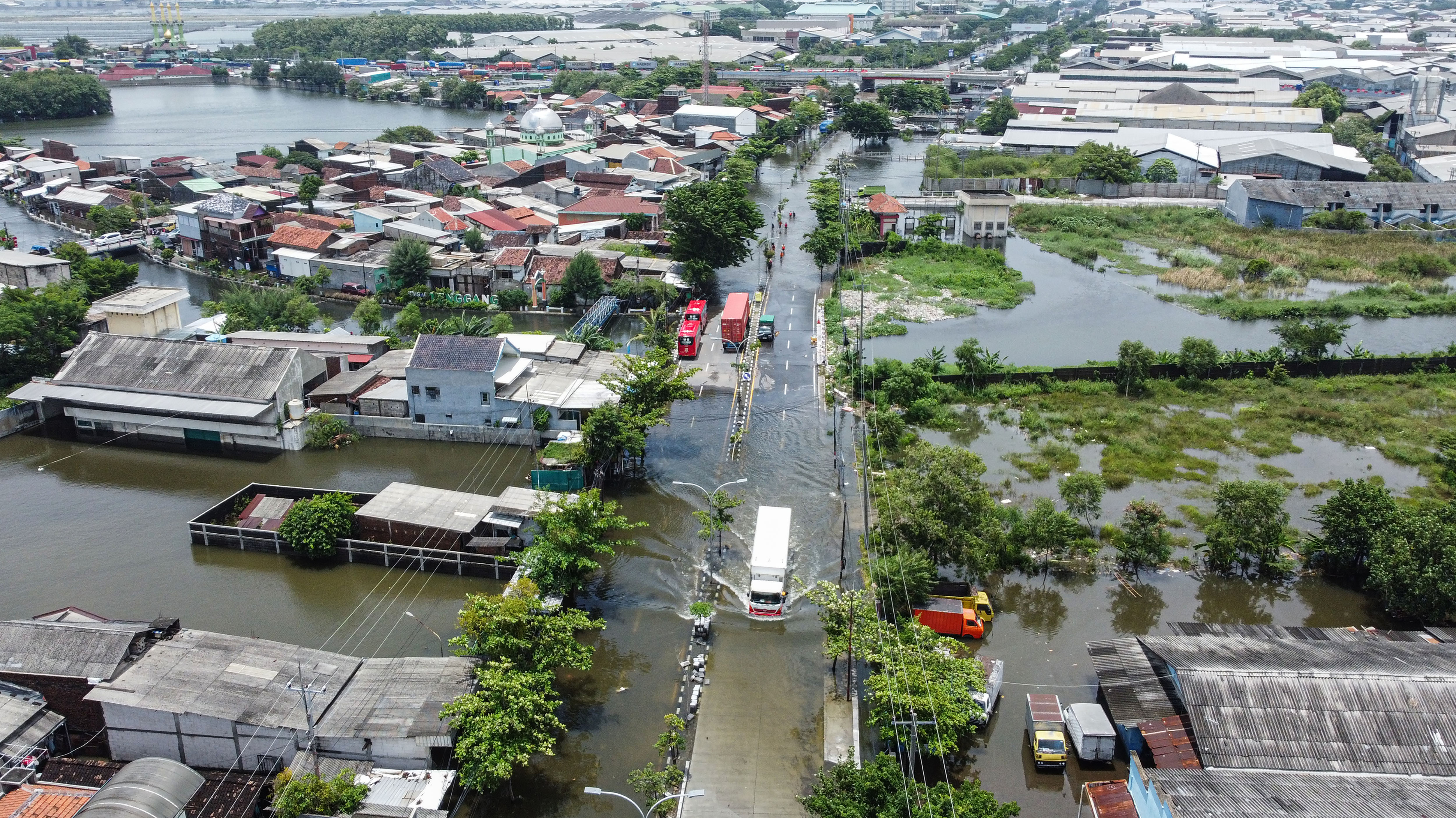 Banjir merendam Jalur Pantura Kaligawe Raya-Genuk, Semarang, Jawa Tengah, Jumat (15/3). Kawasan itu kembali dilanda banjir.