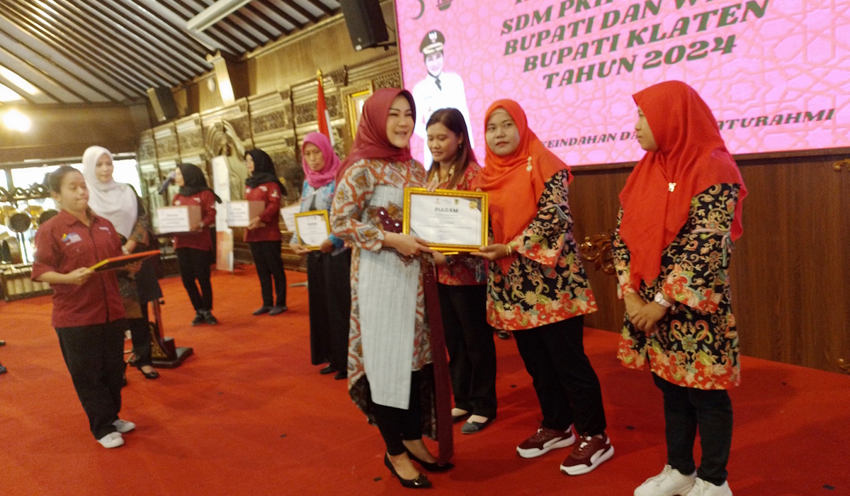 Bupati Sri Mulyani menyerahkan sertifikat kepada perwakilan KPM