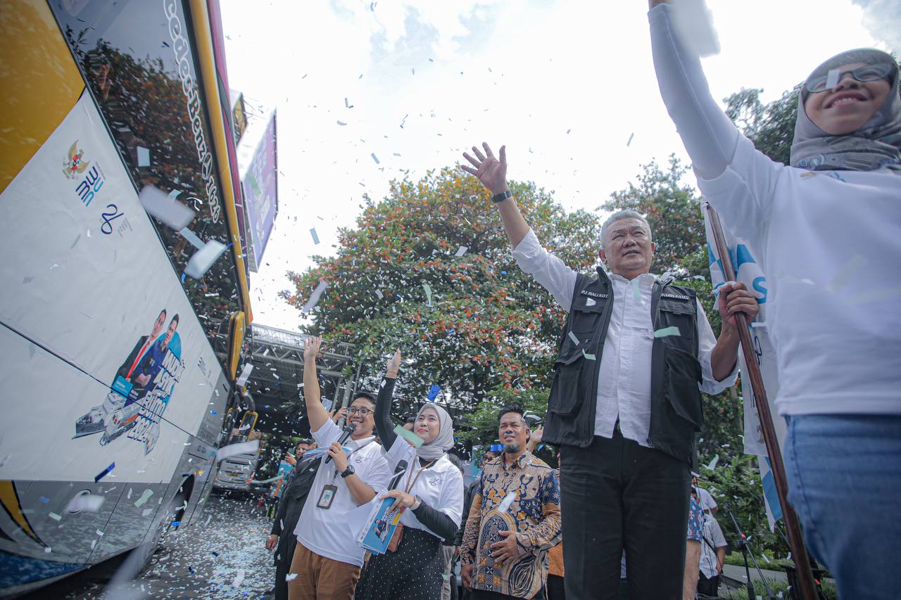 Penjabat Wali Kota Bandung Bambang Tirtoyuliono memberangkatkan peserta mudik yang digelar Bio Farma