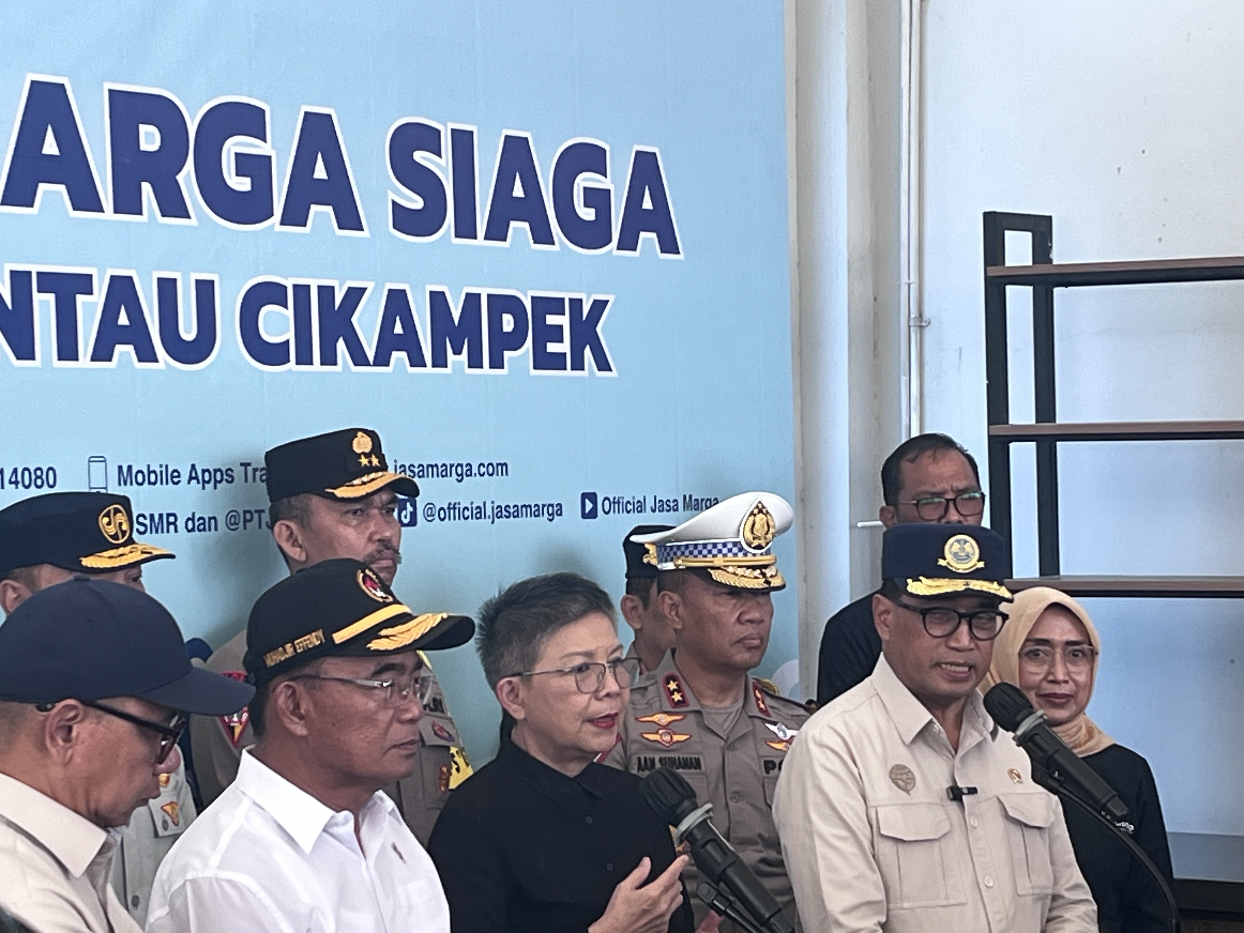 Menhub Budi Karya Sumadi menganjurkan masyarakat untuk balik ke Jakarta lebih awal pada libur Lebaran 2024