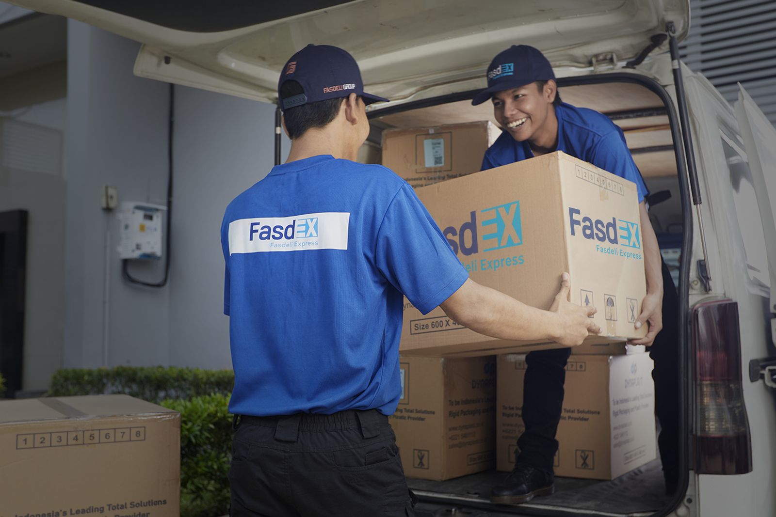 FASDELI EXPRESS memiliki kontrol penuh atas penyimpanan dan distribusi barang