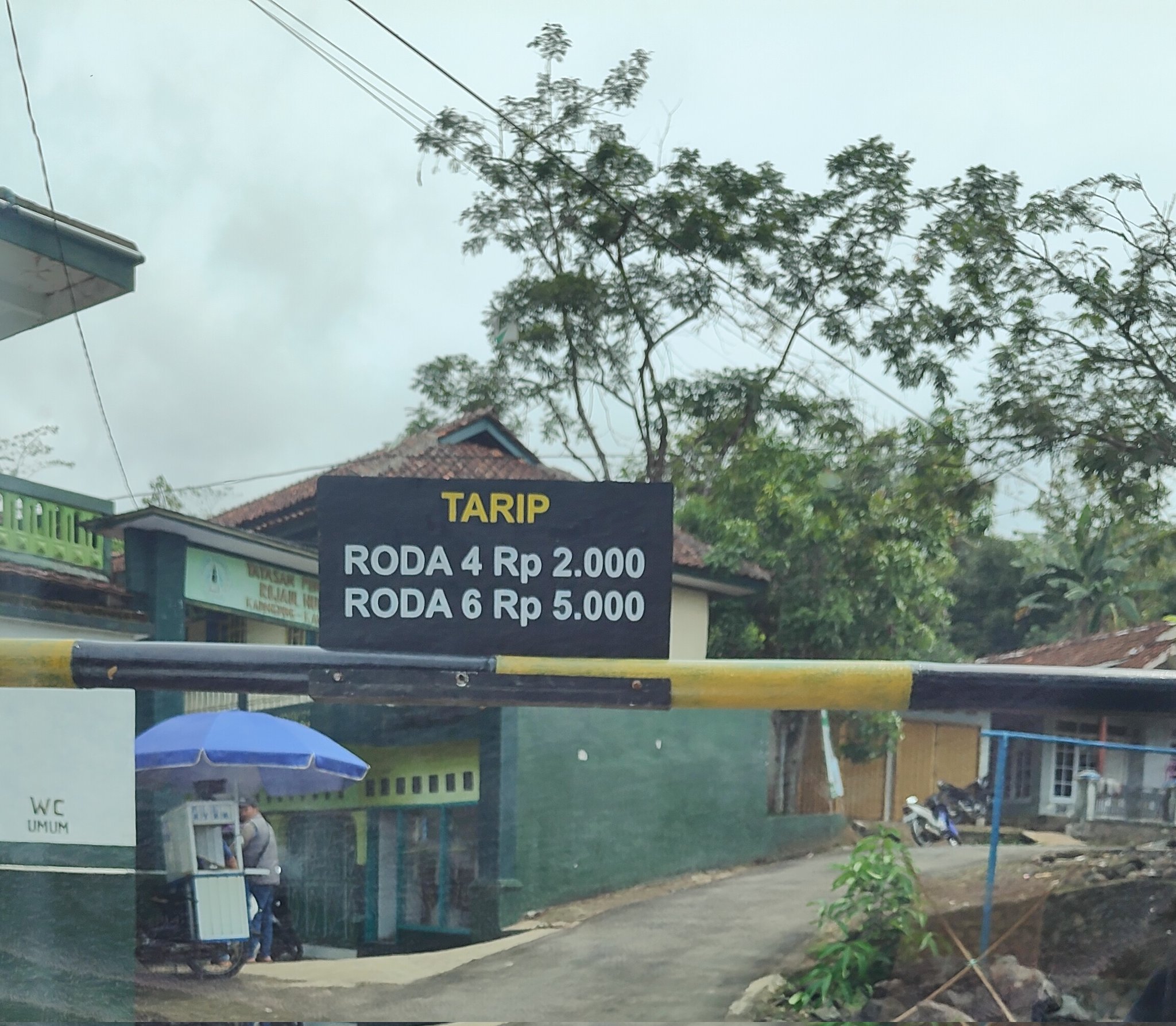 Warga memasang portal dan mengenakan tarif lewat kendaraan di Tasikmalaya