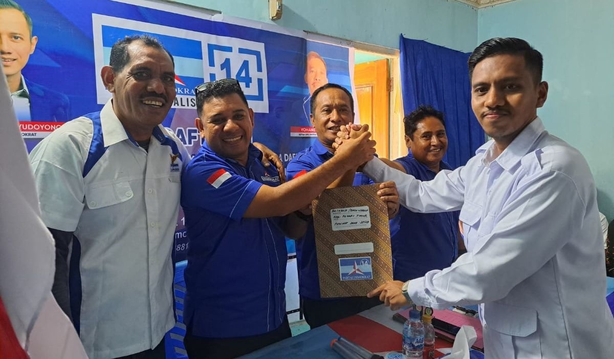 Penyerahan berkas dan administrasi oleh Tim Pemenangan Agus Boli ke Tim Delapan Partai Demokrat.