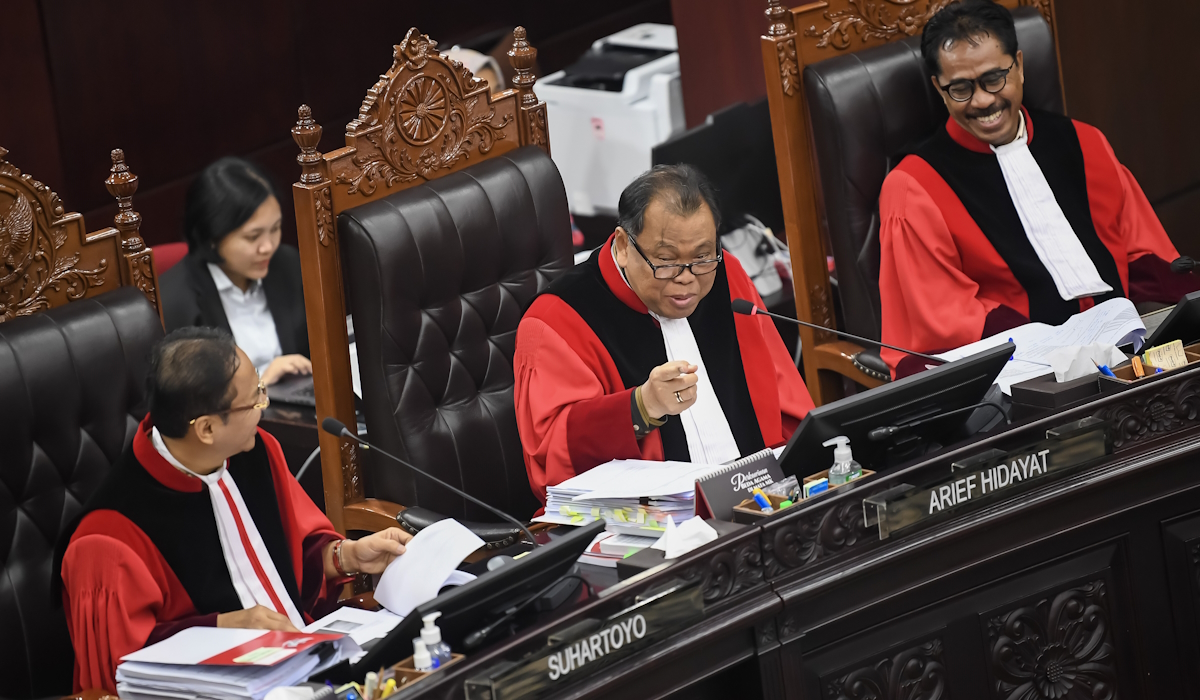 Ketua Mahkamah Konstitusi (MK) Suhartoyo (kiri) menyaksikan Hakim Konstitusi Arief Hidayat (tengah) saat sidang lanjutan sengketa PHPU