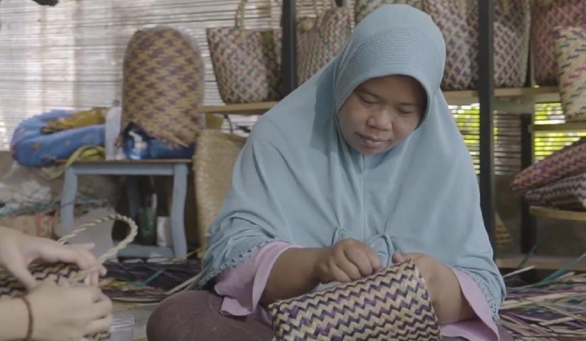 Salasiah menganyam rumput purun