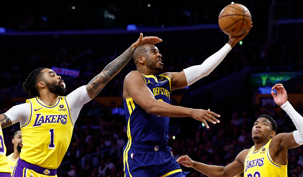 Chris Paul dari Golden State Warriors melakukan tembakan