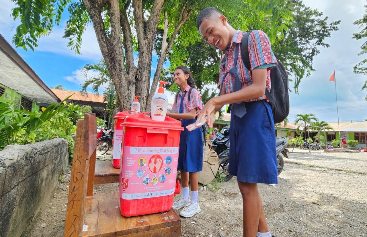 Edukasi cara mencuci tangan pakai sabun di sebuah sekolah di NTT.