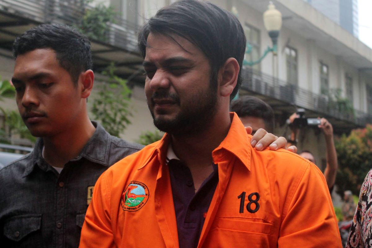 Publik figur Rio Reifan diamankan Resnarkoba Polres Metro Jakarta Barat.