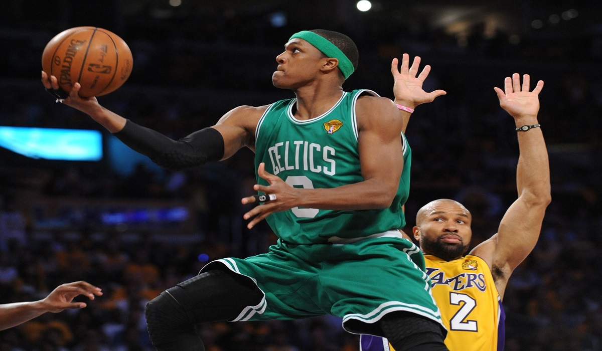 Guard Boston Celtics Rajon Rondo kala tampil di laga final NBA 2010 melawan Los Angeles Lakers.