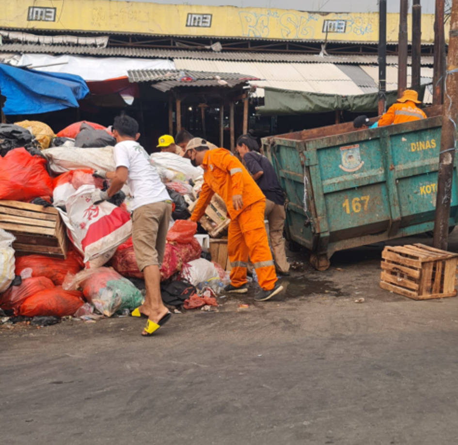 Tumpukan sampah Hari Raya Idul Fitri yang diangkut oleh Pemkot Tangsel