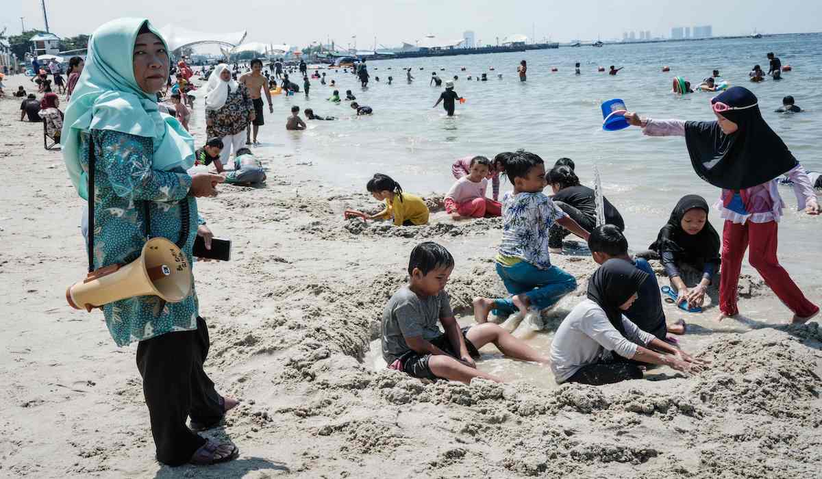 Pantai ancol dipadati pengunjung di H+3 Lebaran 2024