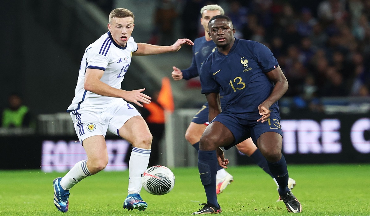 Gelandang timnas Skotlandia Lewis Ferguson (kiri)