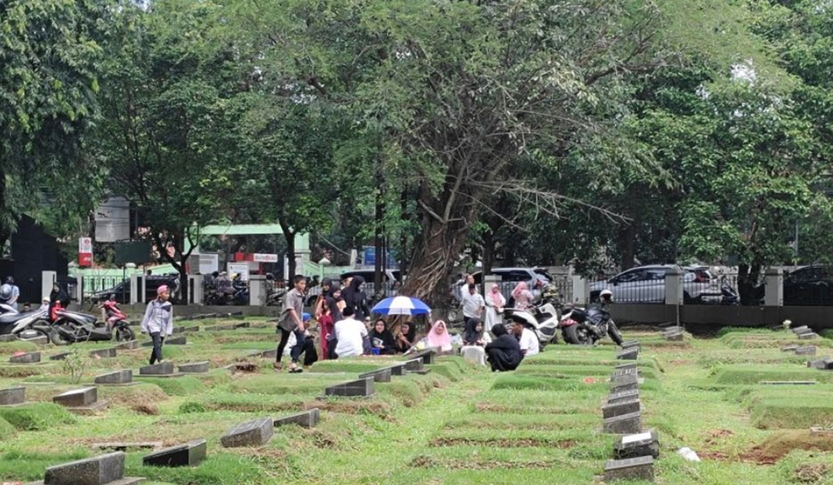 Warga melakukan ziarah di Situasi di TPU Pondok Ranggon, Jakarta, Rabu (10/4/24).