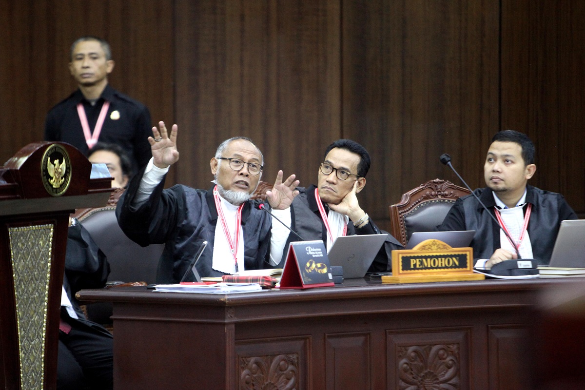 Tim hukum Anies-Muhaimin dan Ganjar-Mahfud mengajukan protes terhadap kehadiran beberapa ahli yang dihadirkan tim hukum Prabowo-Gibran