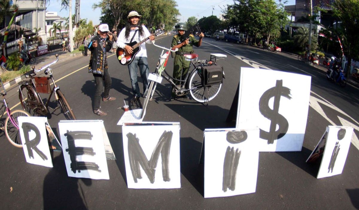 Sejumlah pegiat anti korupsi melakukan aksi Tolak remisi bagi koruptor di Bundaran Gladak, Solo, Jateng, 