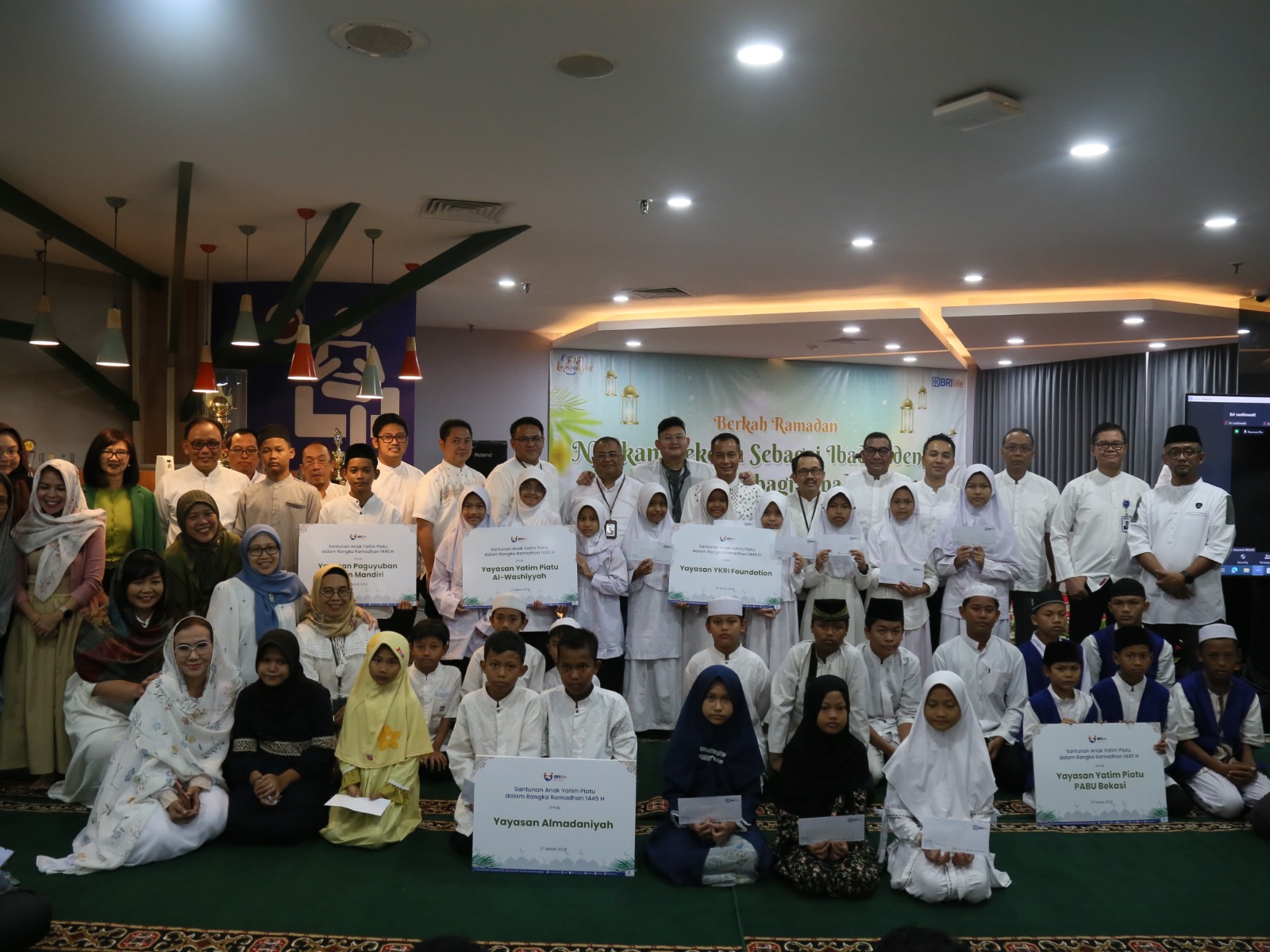 BRI Life berbagi bersama anak-anak yatim.