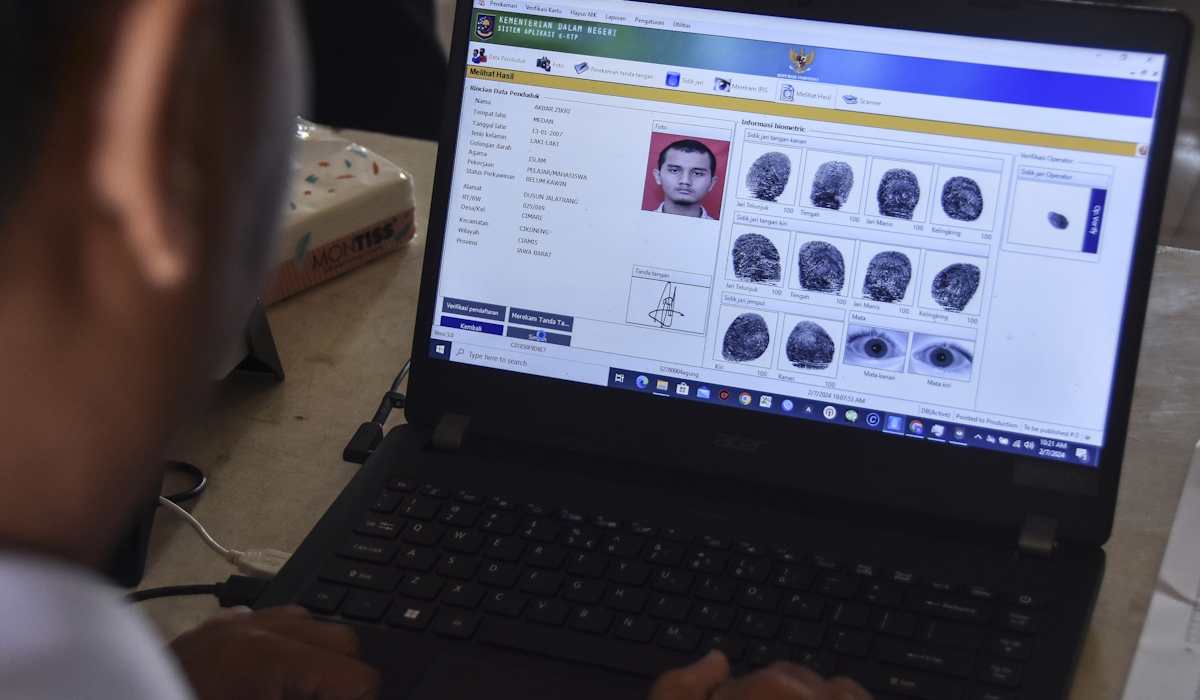 Ilustrasi: petugas Dinas Kependudukan dan Pencatatan Sipil (Disdukcapil) merekam data identitas siswa pada perekaman e-KTP 